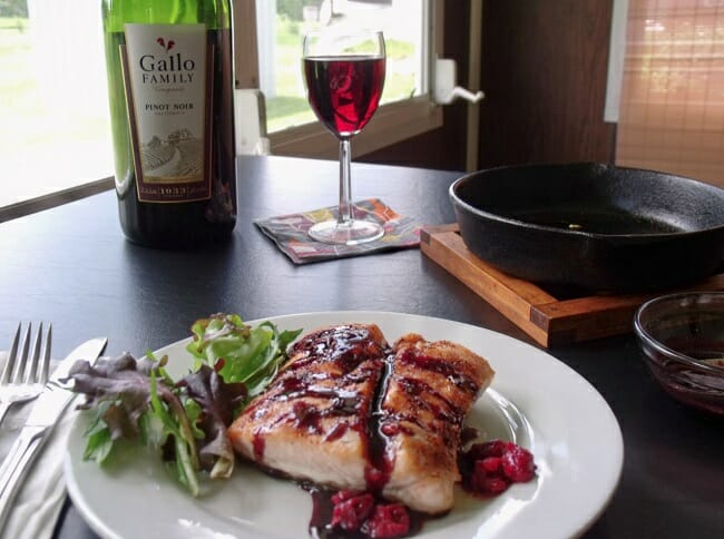 What Kinds of Pinot Noir to Pair with Salmon