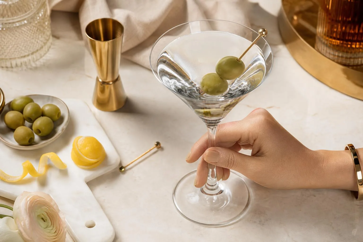 How To Hold A Martini Glass? 6 How To Hold A Martini Glass? — explained with facts and figures in this guide