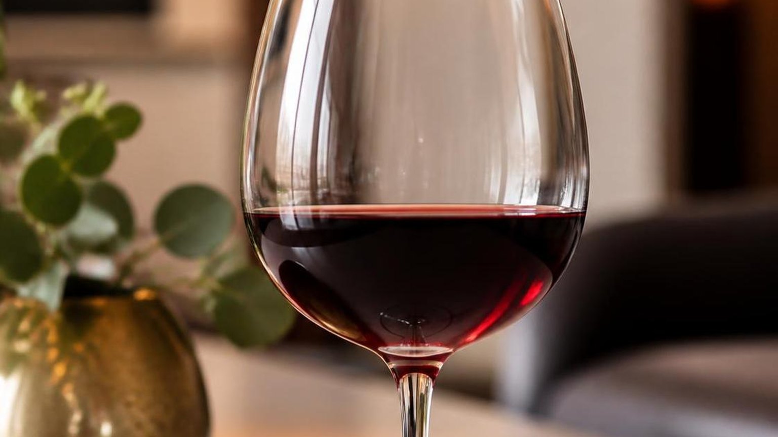 How Many Drinks Are in a 10-ounce Glass of Wine? — explained with facts and figures in this guide